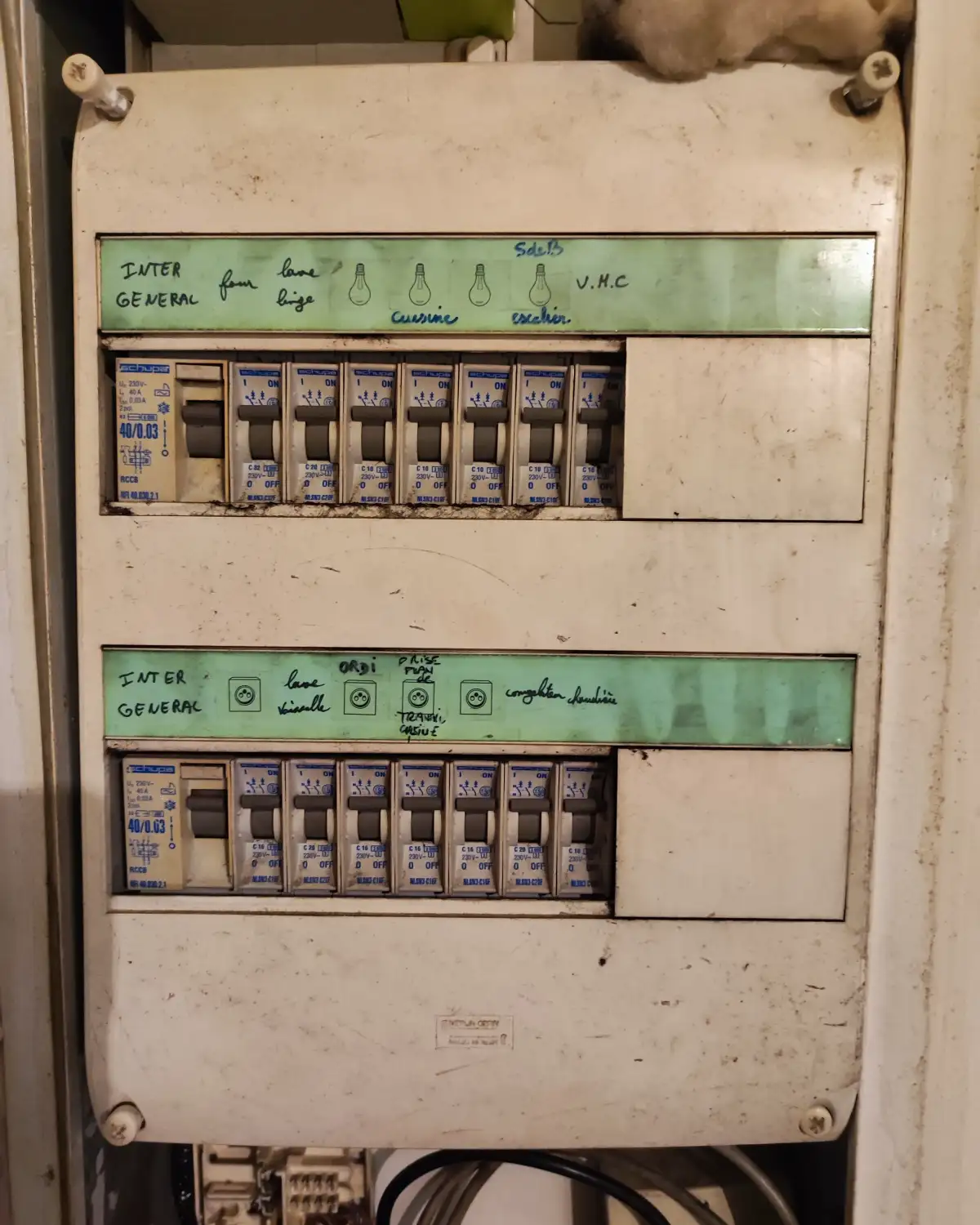 Électricité générale à Marseille 1 Ancien tableau électrique avec différentiels défectueux, sans protection différentielle de type A