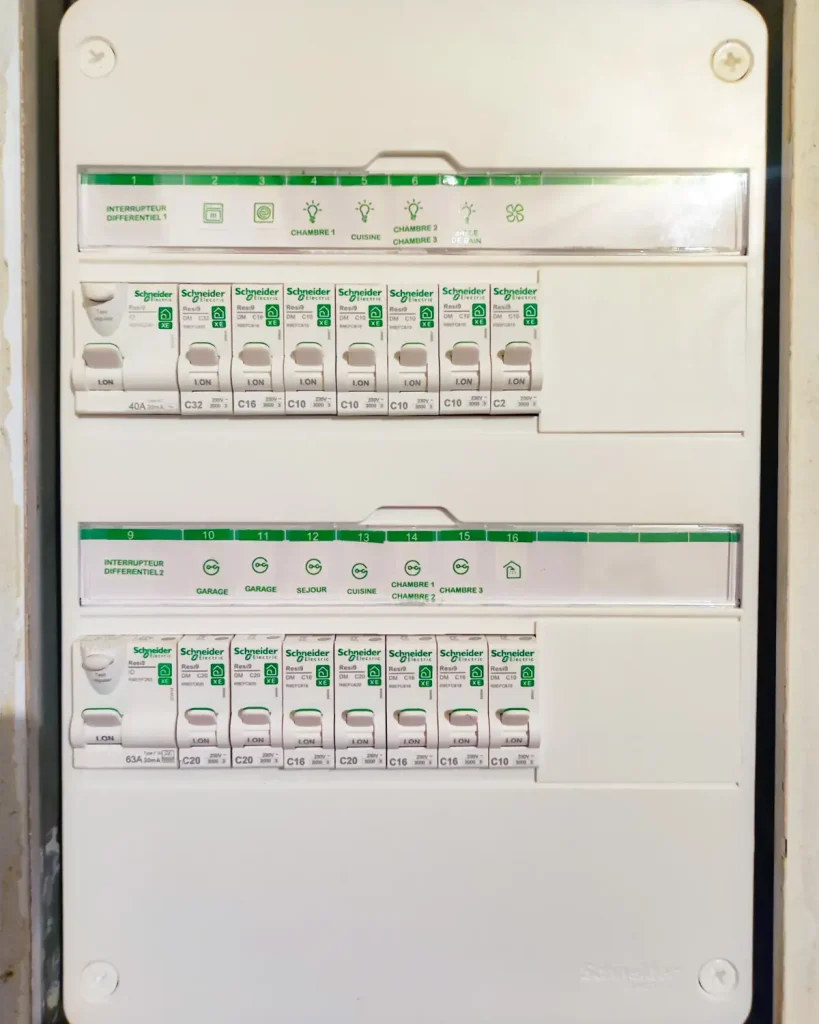 Électricité générale à Marseille 2 Tableau électrique Schneider avec disjoncteurs différentiels, après mise aux normes à Marseille